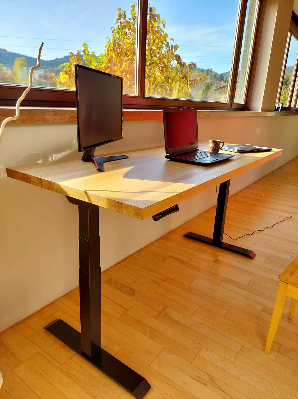 biurko sterowane elektrycznie
