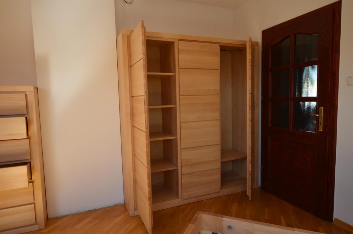Wnętrze szafy drewnianej trzydrzwiowej