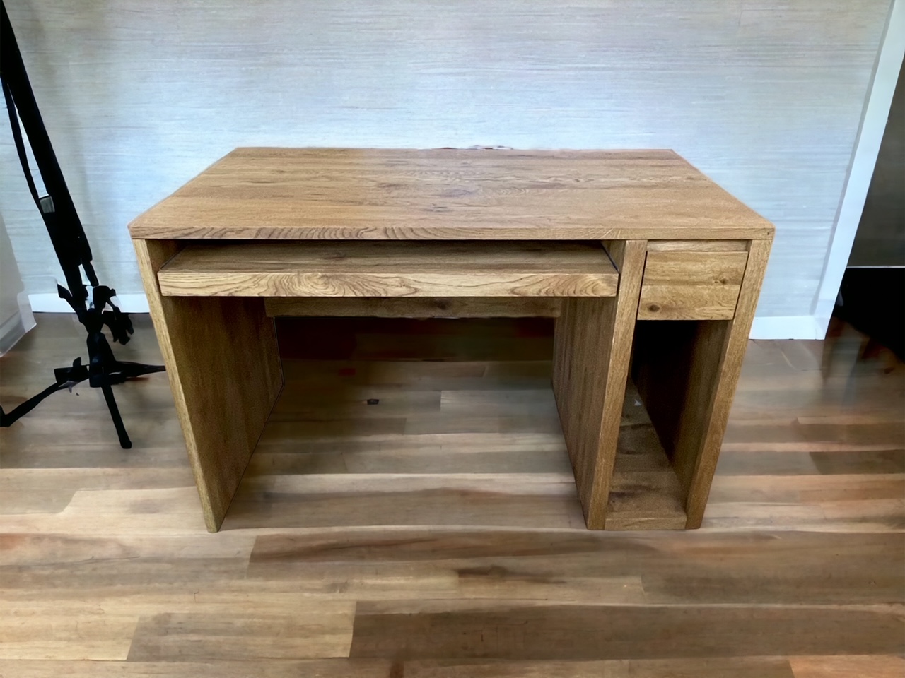 drewniane małe biurko