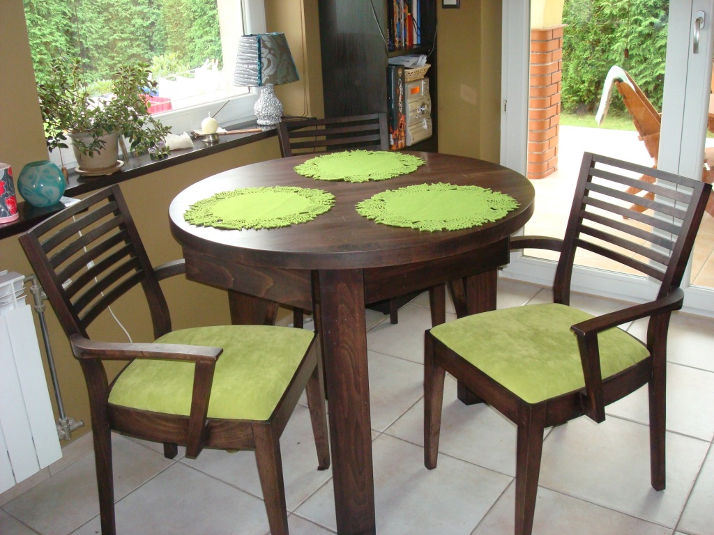 meble drewniane stół okragły z szufladkamimeble z litego drewna
