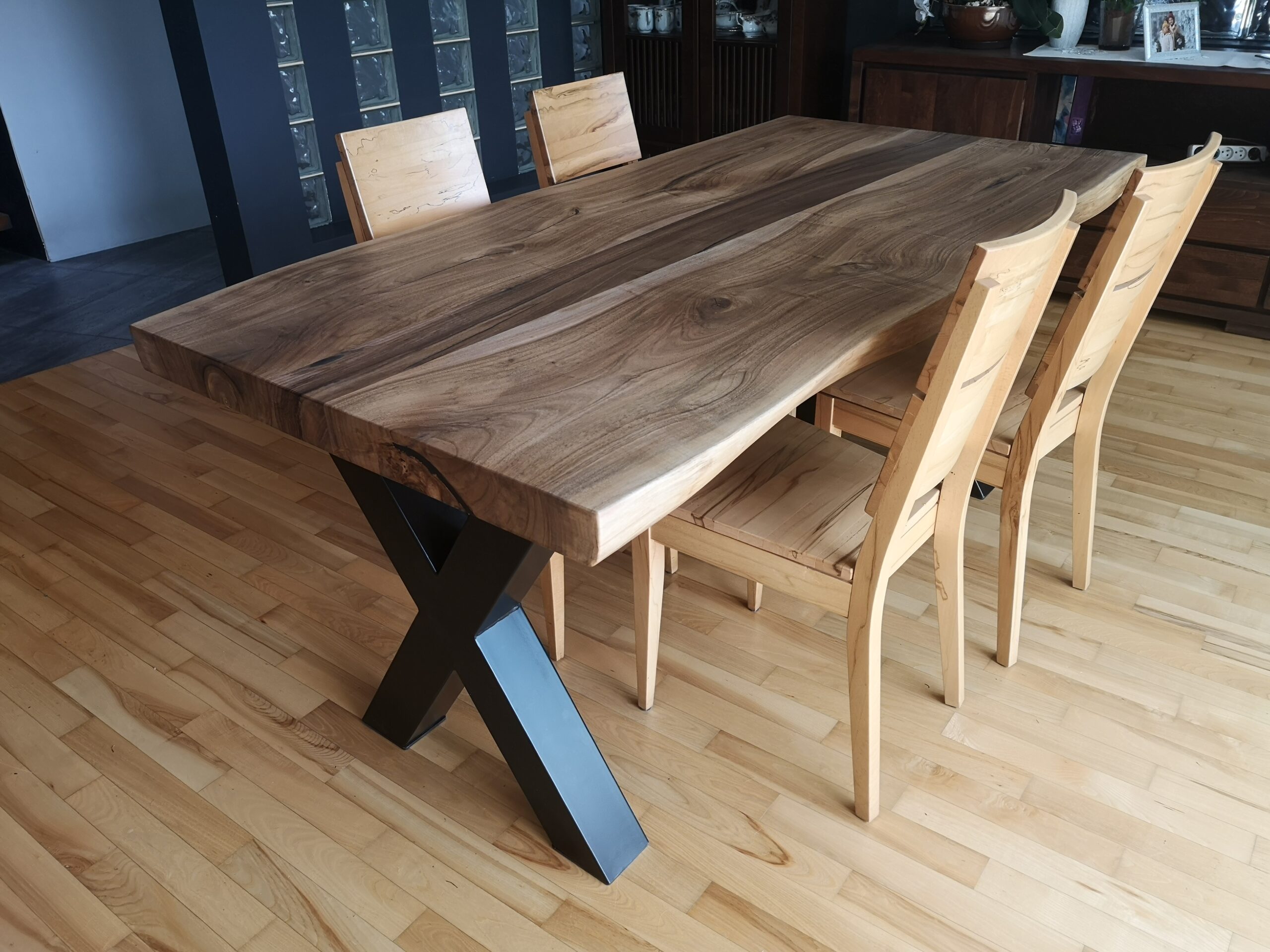 stół z naturalną krawędzią z drewna orzechowego