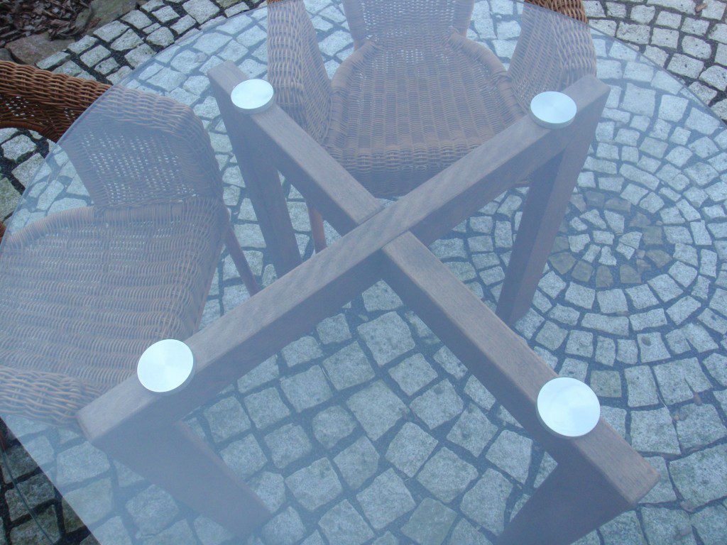 stolik ze szklanym blatem