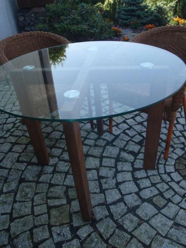 drewniany stolik ze szklanym blatem