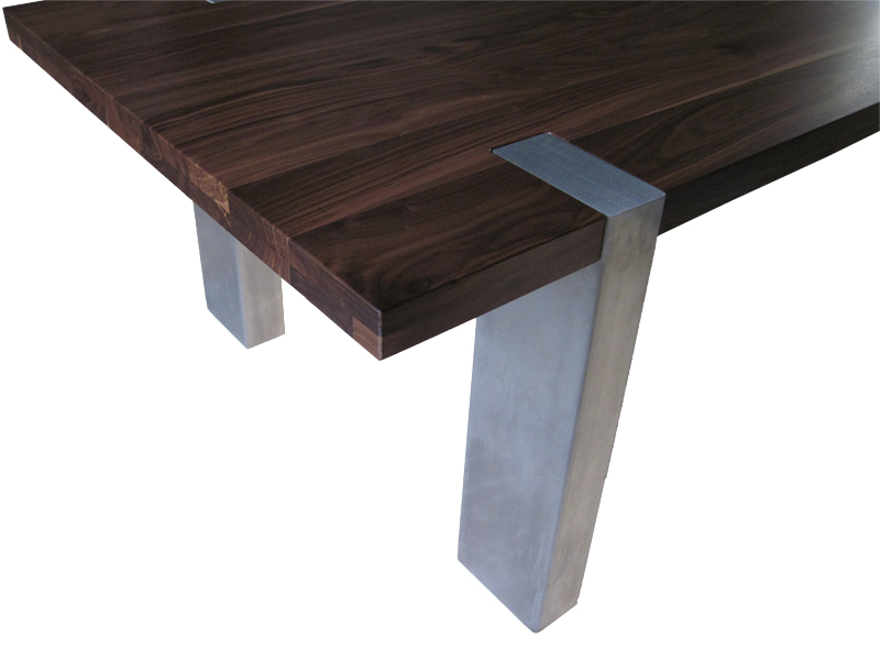 stół z masywnymi nogami