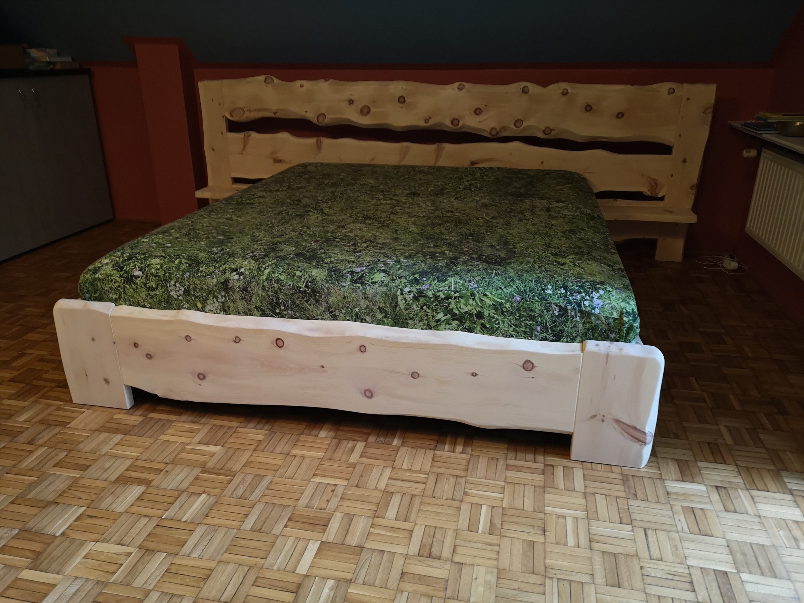 łóżko z surowej limby