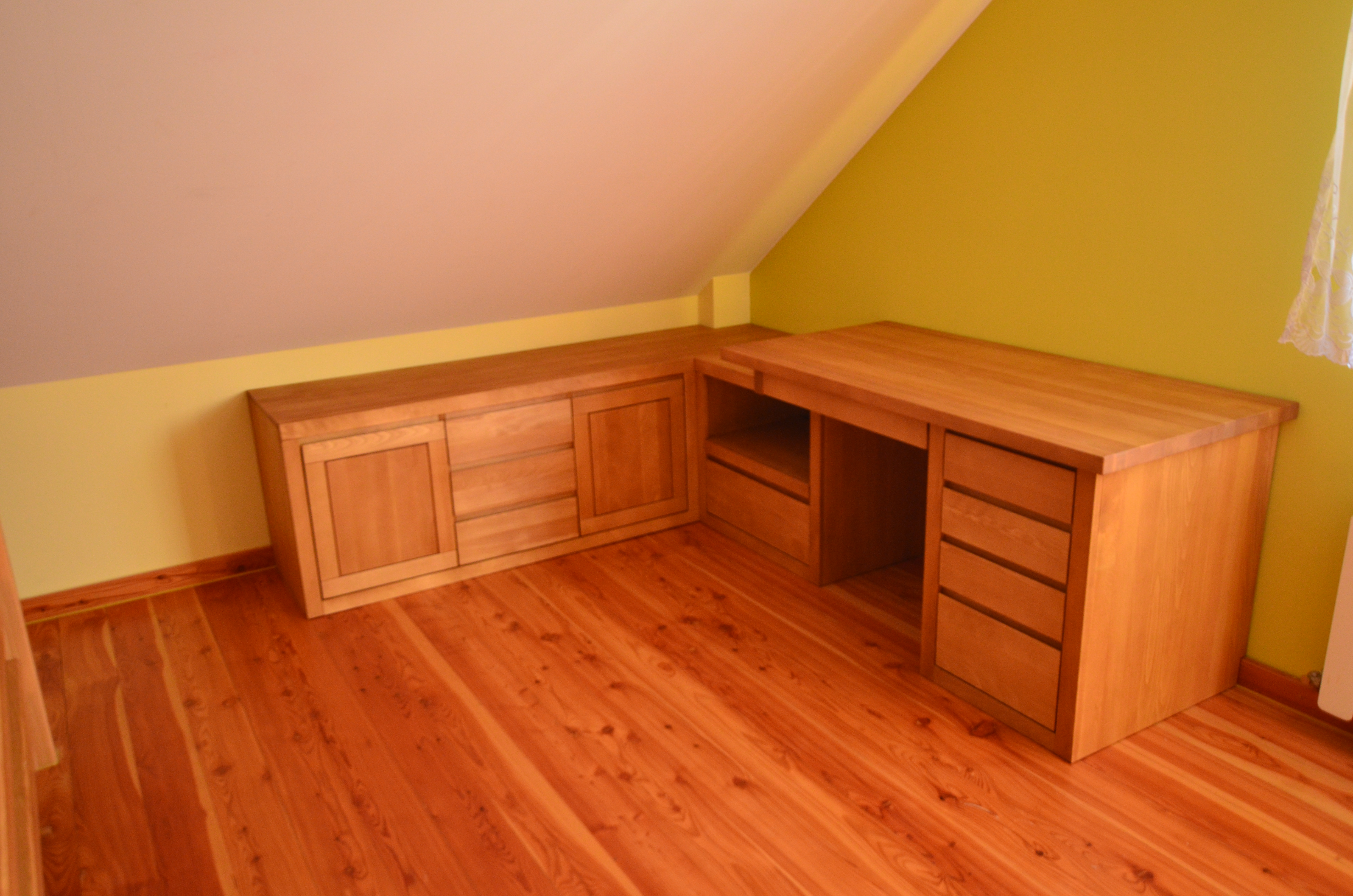 Narożne biurko drewniane 1