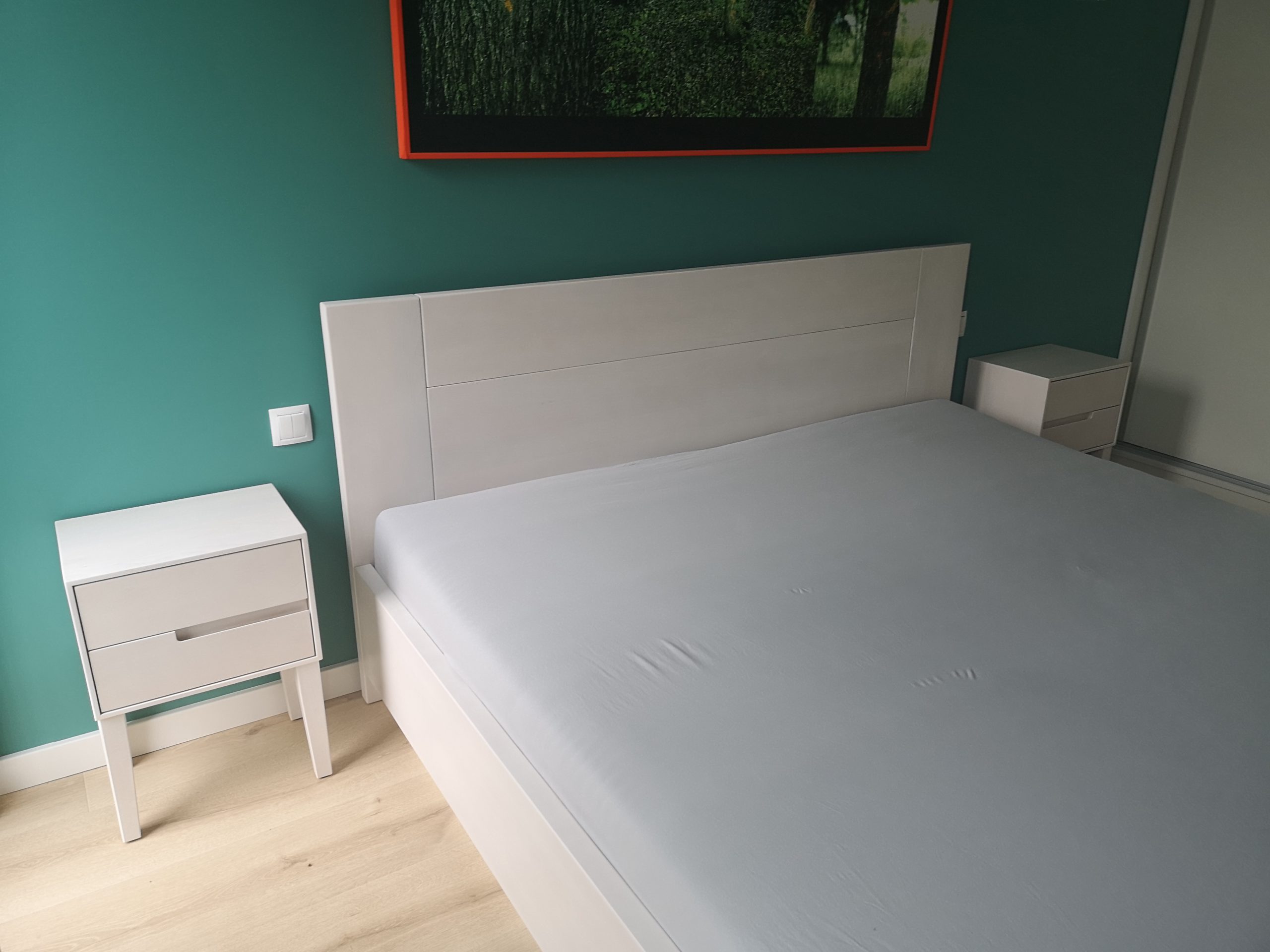 sypialnia z drewna bukowego na biało