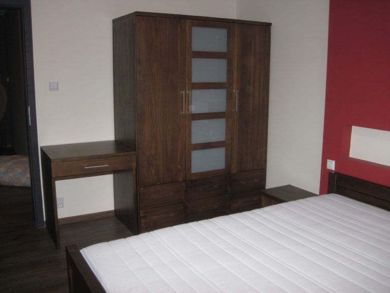 ciemne drewniane łóżko do sypialni 5
