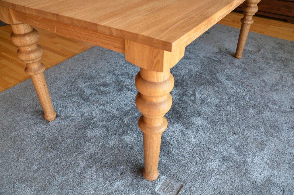 drewniany stół z toczoną nogą