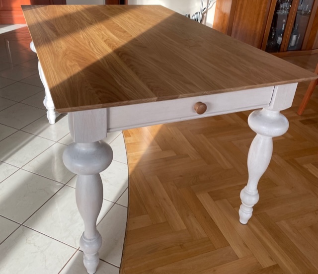 stół drewniany toczone białe nogi