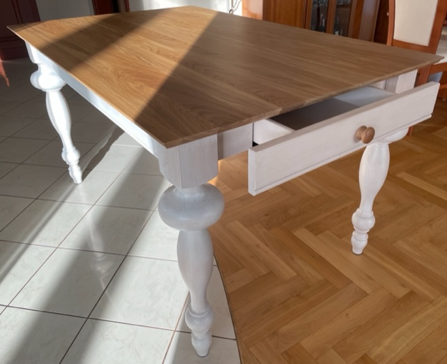 stół drewniany toczone białe nogi z szufladką