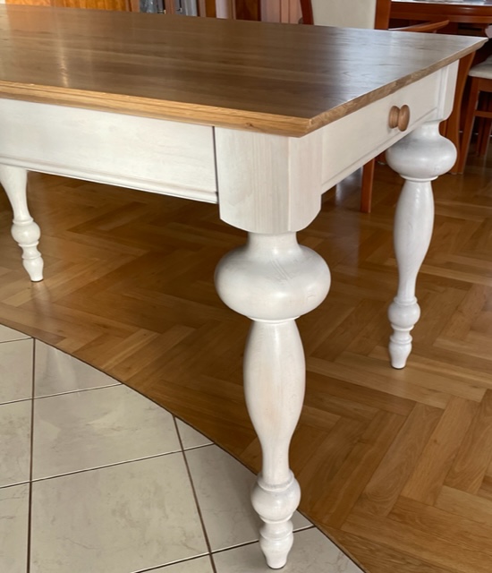 stół drewniany toczone białe nogi z szufladką dębowy blat