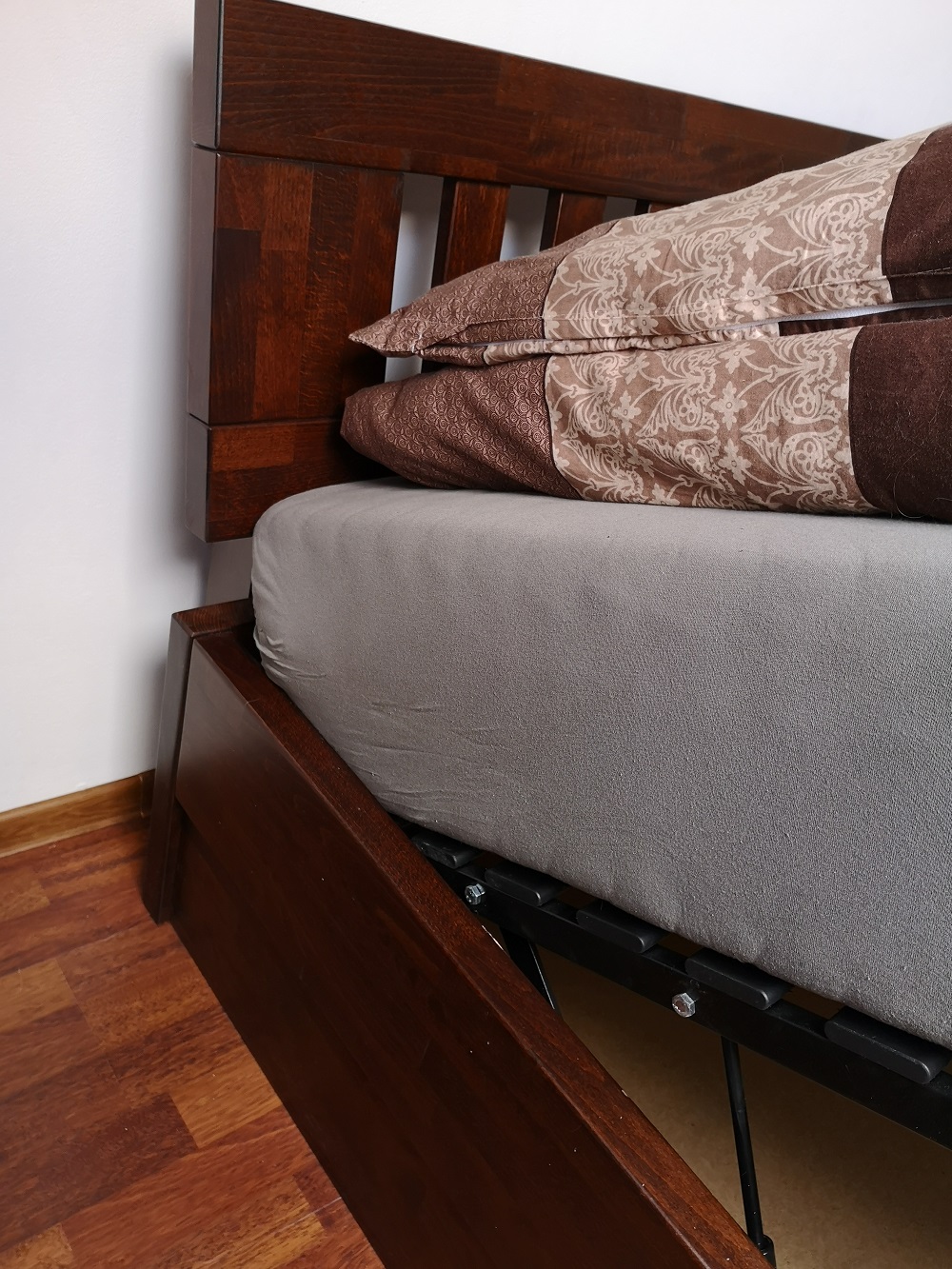 Buk kolor LA łóżko drewniane z pojemnikiem na pościel i stelażem podnoszonym