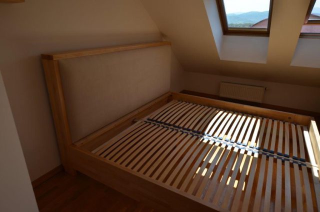 łóżko z tapicerowanym oparciem