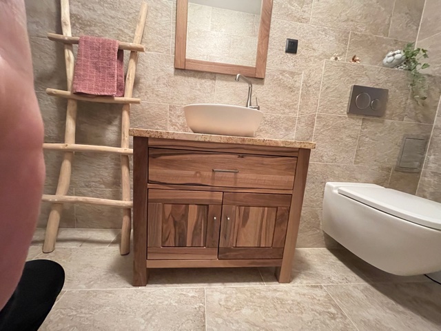 komody do łazienki z drewna orzechowego